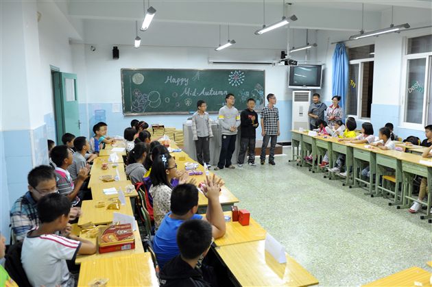 同窗共话中秋情,师生同享佳节乐