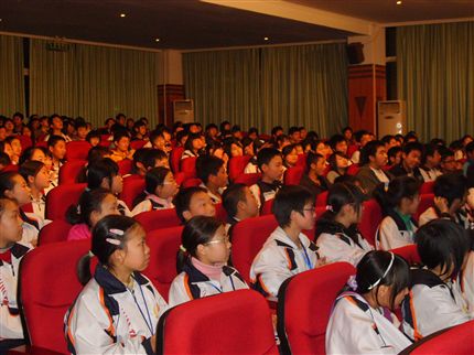 参会同学认真听讲