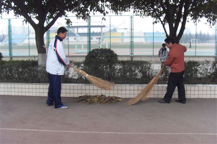 师生一同劳作