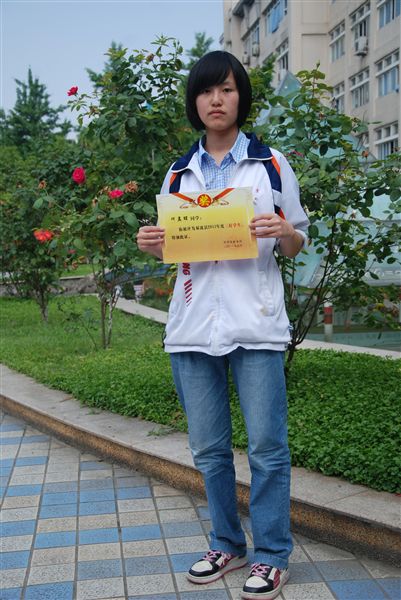 何孟醒高二1班：淡薄名利，宁静致远。