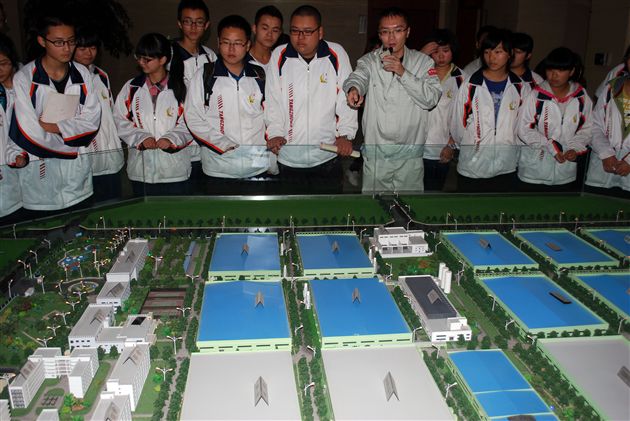 走出课堂 零距离感受新能源——记棠外高二年级参观天威集团