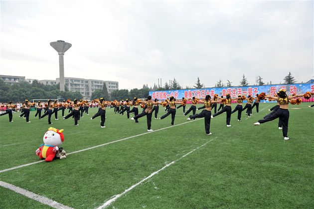 棠外啦啦操班受邀参加“双流县第六届学校体育集体竞赛项目运动会”开幕式表演