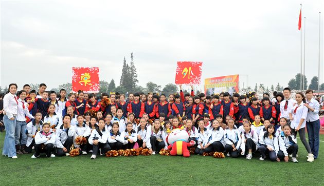 棠外啦啦操班受邀参加“双流县第六届学校体育集体竞赛项目运动会”开幕式表演