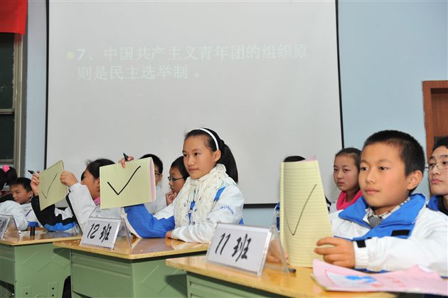 棠外纪念一二•九运动知识竞赛暨初2014届新团员入团宣誓仪式