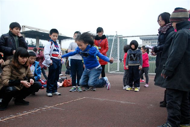 顽强拼搏 团结协作 永争第一 ——棠外附小成功举行第八届冬季田径趣味运动会