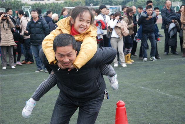 顽强拼搏 团结协作 永争第一 ——棠外附小成功举行第八届冬季田径趣味运动会