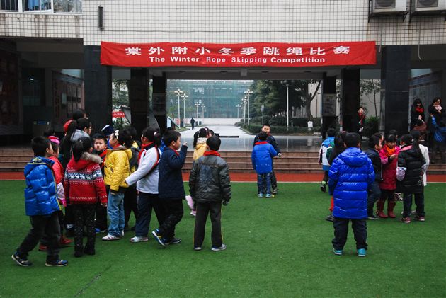 长绳飞舞,跳出冬日热情来——棠外附小举行冬季跳长绳比赛
