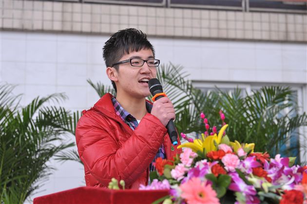誓言声中宣成年 呐喊声里见壮志——记棠外“高2012届成人宣誓仪式暨高考百日冲刺誓师大会”