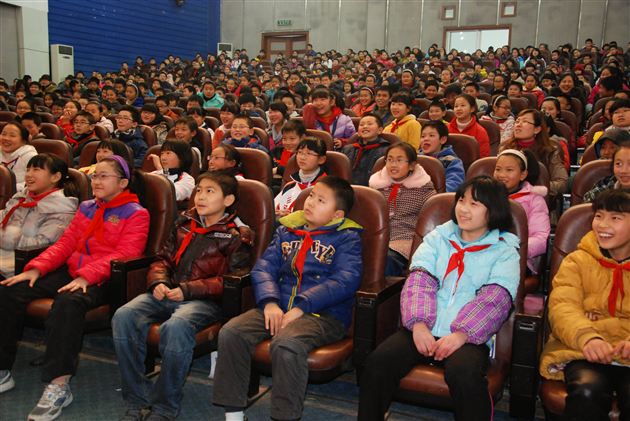 精彩的魔幻科学大课堂——棠外附小学生观看科学魔力秀活动