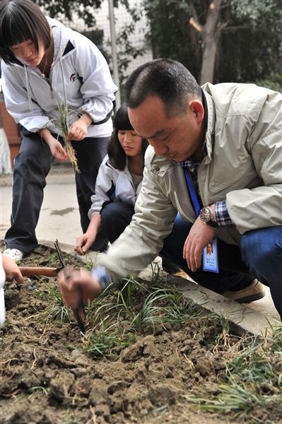 学习雷锋,播种绿色,建设美好棠外——记棠外师生植树节实践活动