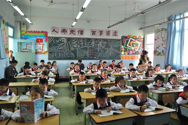 广西、齐齐哈尔中小学校长考察团来我校考察