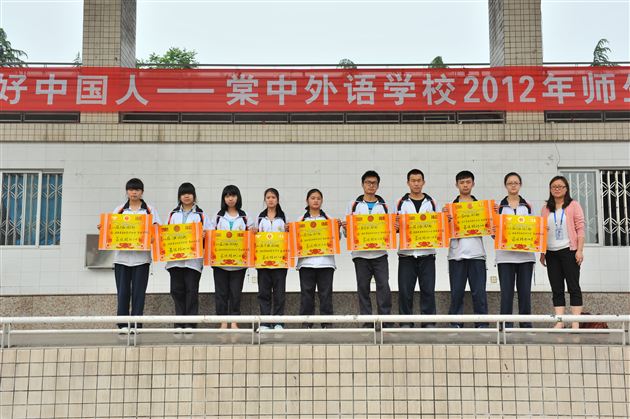 小红帽,大作为——记棠外 “团员青年服务”活动