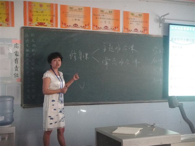 修身犹初始,暗香已浮动——记棠外初二常态班会课研讨活动