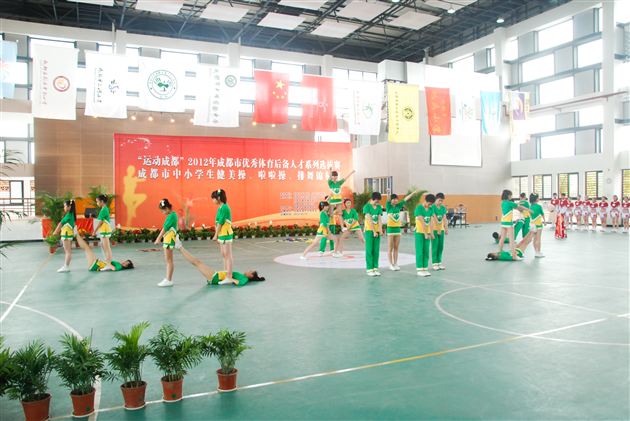 棠外初2014届啦啦操班参加“运动成都”2012年成都市优秀体育后备人才系列选拔赛啦啦操锦标赛夺冠