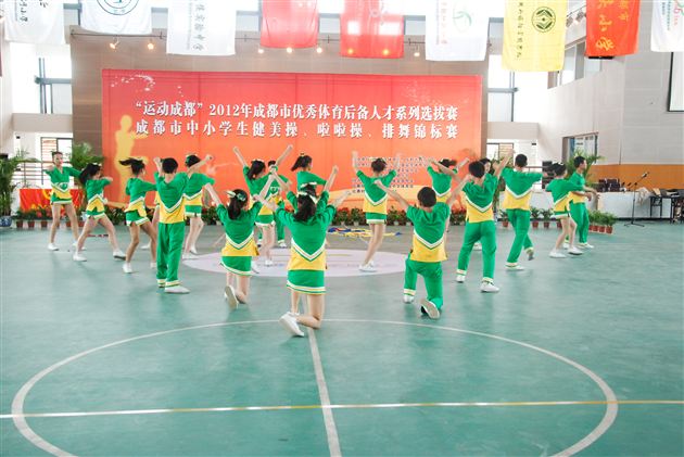 棠外初2014届啦啦操班参加“运动成都”2012年成都市优秀体育后备人才系列选拔赛啦啦操锦标赛夺冠