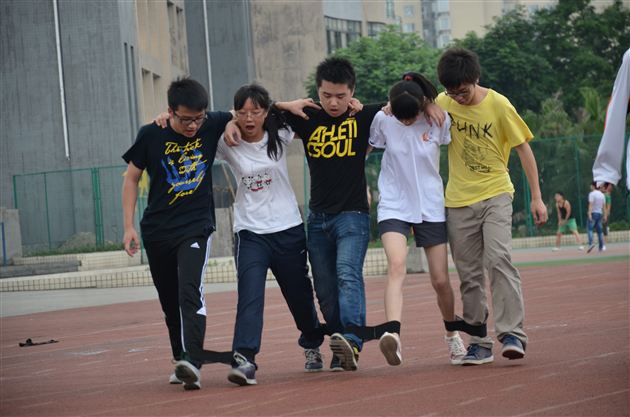 游戏中放松,运动中奋发——记棠外高2012届高三趣味运动会