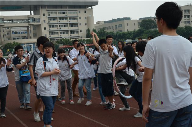 游戏中放松,运动中奋发——记棠外高2012届高三趣味运动会