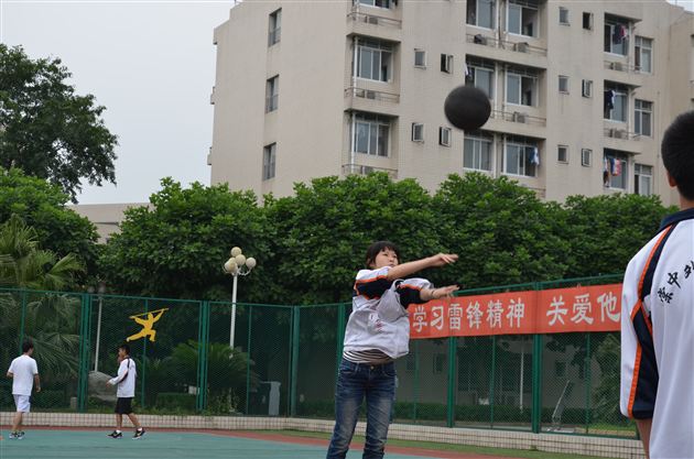 游戏中放松,运动中奋发——记棠外高2012届高三趣味运动会