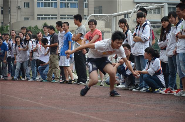 游戏中放松,运动中奋发——记棠外高2012届高三趣味运动会