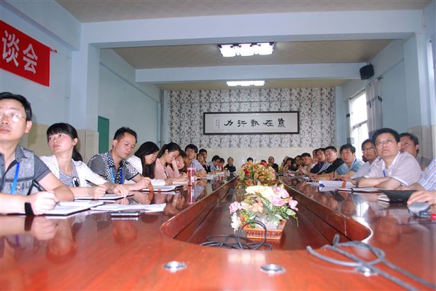 棠外举行初中部“常态班会课”小结研讨会