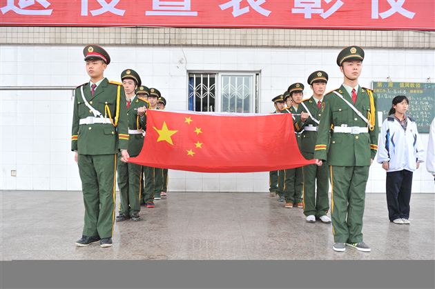 棠中外语学校举行第八届国旗班退役暨表彰仪式