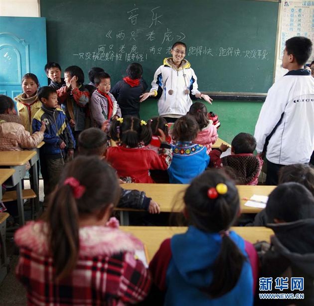 棠外的“小老师”们给苗寨的同学们带去了英语、美术、舞蹈、音乐等形式多样的课堂活动,图为一名棠外的“小老师”在苗寨小学的课堂上教学生们唱歌