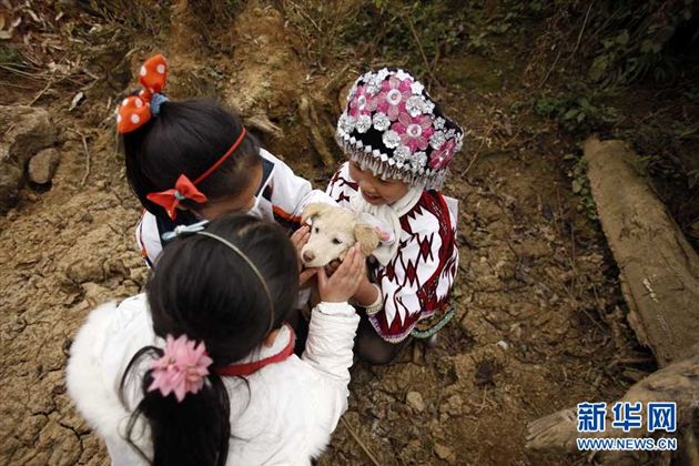 放学后,爱心互助小组的学生们在寨子里玩耍