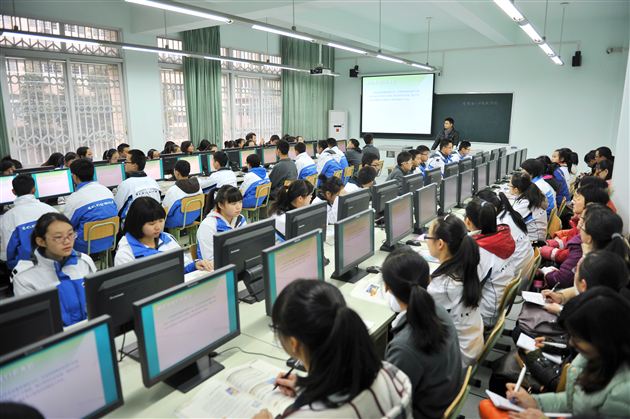 成都市高中信息技术研讨会在棠外成功举行