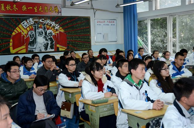 棠外高中部修身班会课研究室开展高2012级修身班会课研讨活动