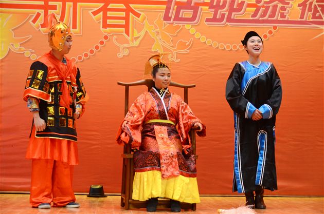 棠中外语学校隆重举行2013教职工新年联欢会