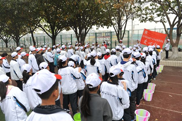 责任在心,爱校在行——记棠中外语学校爱心社“洁净棠外——除污大行动”