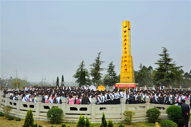 棠中外语学校初2012级“缅怀革命先烈,弘扬民族精神”社会实践活动