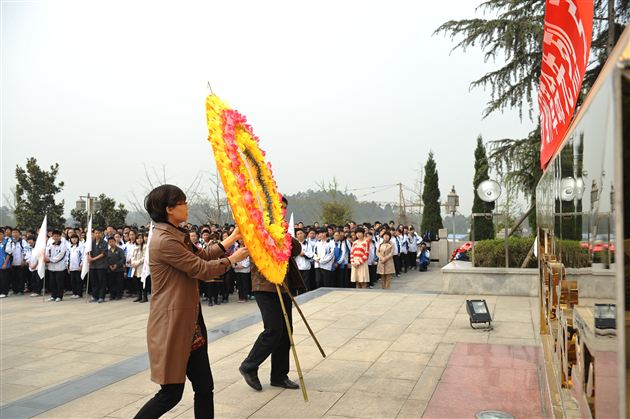 棠中外语学校初2012级“缅怀革命先烈,弘扬民族精神”社会实践活动