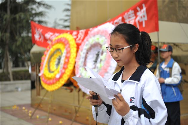 棠中外语学校初2012级“缅怀革命先烈,弘扬民族精神”社会实践活动
