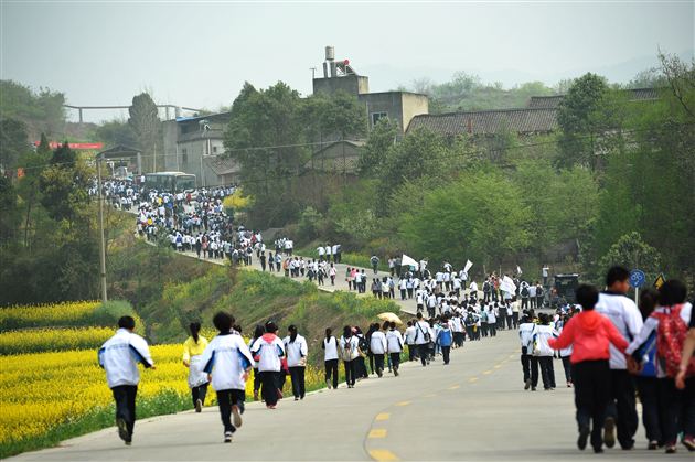 棠中外语学校初2012级“缅怀革命先烈,弘扬民族精神”社会实践活动