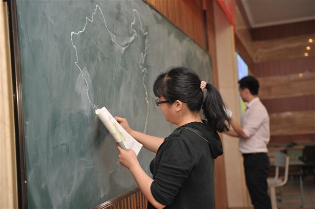 双流县首届中学地理教师技能大赛暨第三届中学“新秀杯”大赛在棠外举行