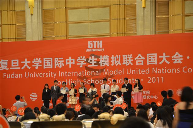 左四为我校高2014级学生张小玲获奖