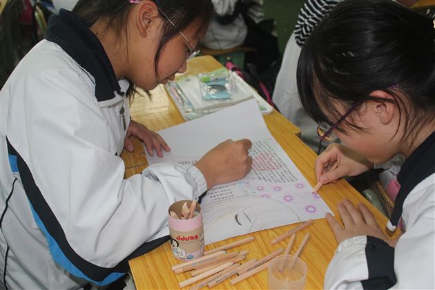 关注健康,关爱心灵——记棠中外语学校初2012级“5.25”心理手抄报比赛活动
