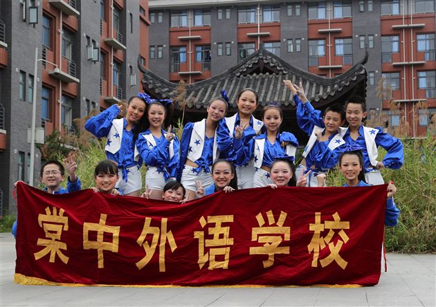 棠外啦啦操班参加“运动成都2013年成都市优秀体育后备人才系列选拔赛暨‘体彩杯’”获三项冠军
