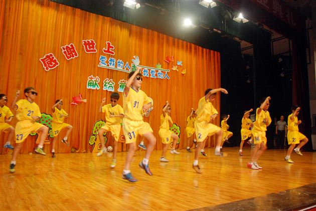 惜别母校 追逐新的梦想——棠外附小隆重举行2013届毕业典礼