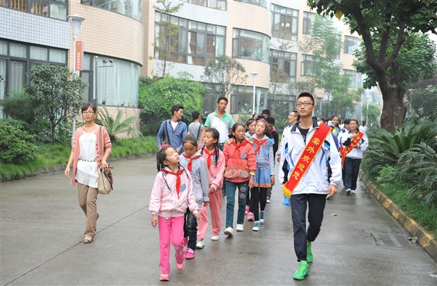 潇潇烟雨 浓浓深情——甘孜巴塘师生到棠外参观学习