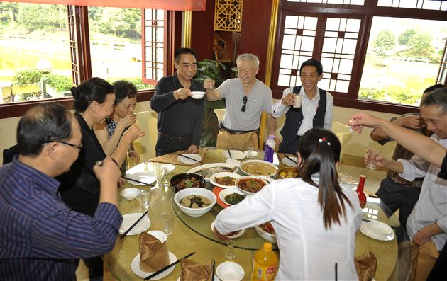 夕阳无限好,重阳共欢乐——记棠中外语学校重阳节敬老活动