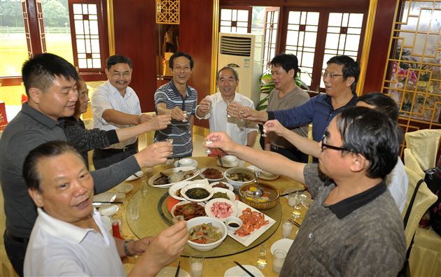 夕阳无限好,重阳共欢乐——记棠中外语学校重阳节敬老活动