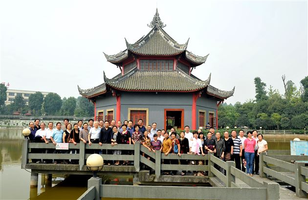夕阳无限好,重阳共欢乐——记棠中外语学校重阳节敬老活动