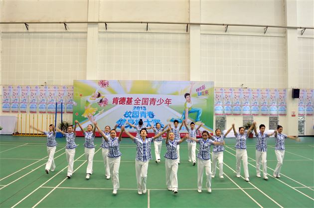 棠外啦啦操班代表双流县参加肯德基全国青少年校园青春健身操(成都站)比赛荣获两项总冠军