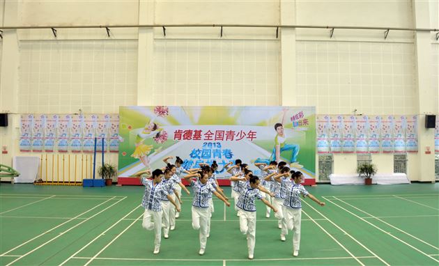 棠外啦啦操班代表双流县参加肯德基全国青少年校园青春健身操(成都站)比赛荣获两项总冠军