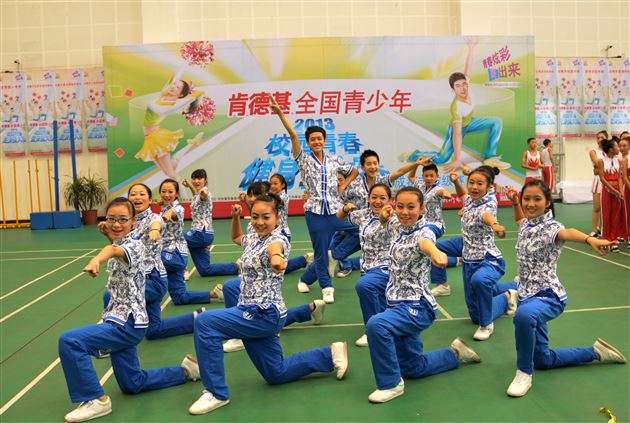 棠外啦啦操班代表双流县参加肯德基全国青少年校园青春健身操(成都站)比赛荣获两项总冠军