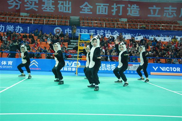 棠外附小应邀为2013年“谁是球王”中国羽毛球民间争霸赛四川赛区海选决赛做特别表演