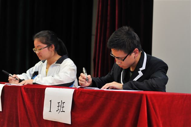 一笔一天地 一点一乾坤——记棠外高2012级学生读书系列活动之“汉字英雄”大赛