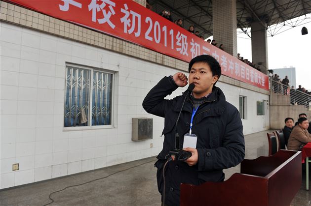 振奋精神,迎接挑战——棠外举行初2011级中考百日冲刺誓师大会
